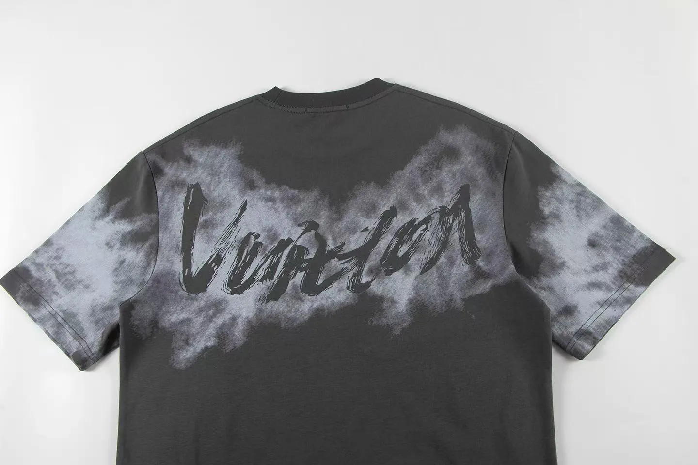 🅿️150 Style: 2026 new Louis Vuitton short-sleeved T-shirt Material: High version 300g double yarn combed cotton Size: S～XL Color: Gray Style number: Z034